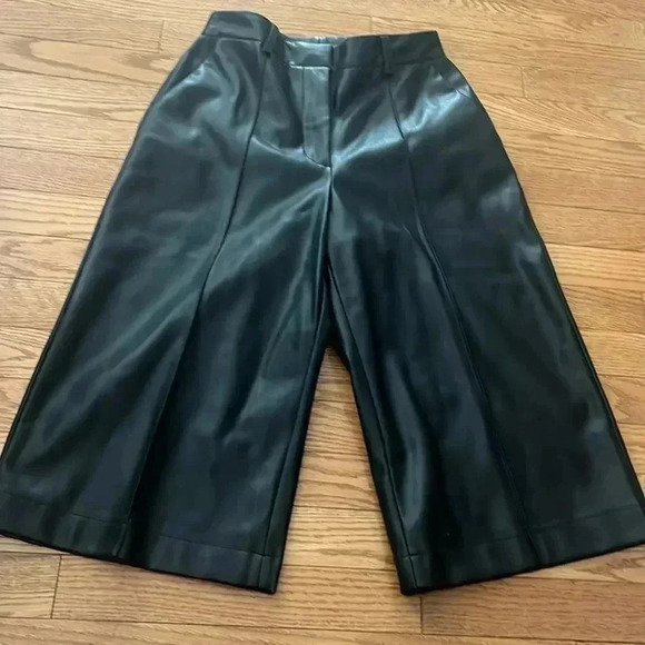 ❤️2/$50❤️[XS]Vero Moda Paulina  Faux Leather Wide Leg Black Burmuda Shorts - Picture 4 of 10